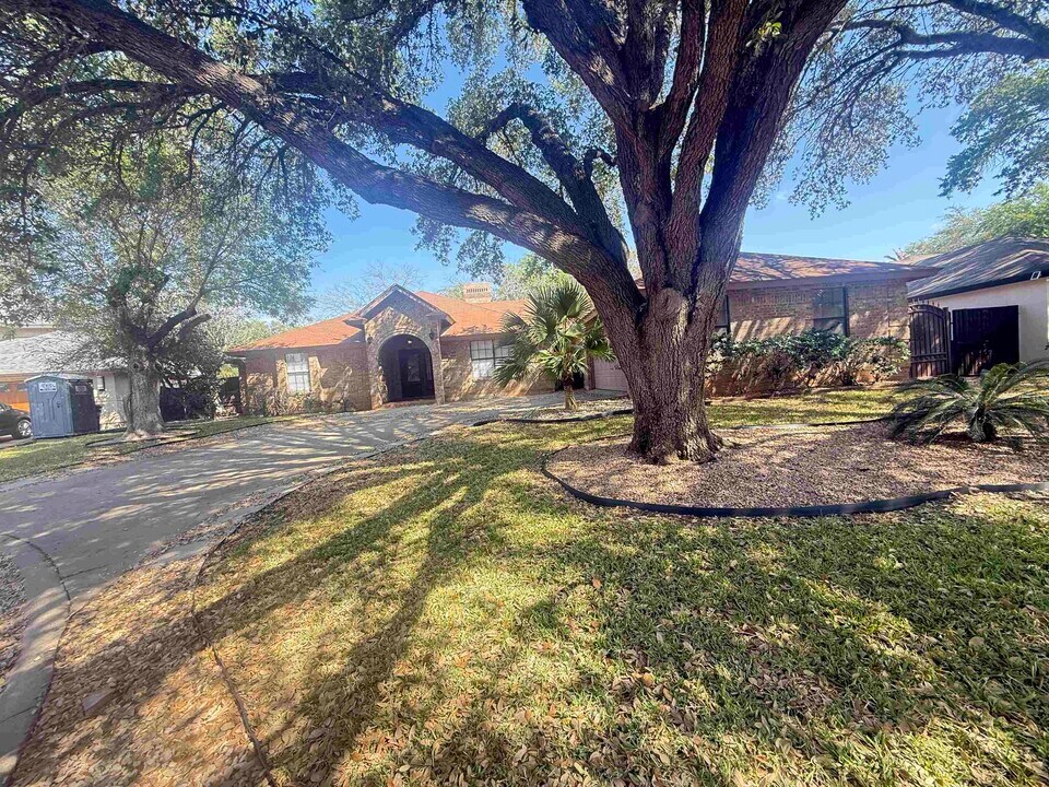 1504 Nelson Ct in Laredo, TX - Building Photo