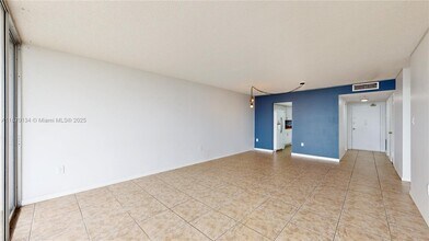 18011 Biscayne Blvd in Aventura, FL - Building Photo - Building Photo