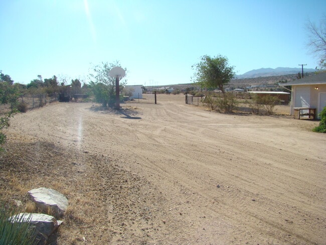 9811 Bella Vista St in Apple Valley, CA - Building Photo - Building Photo