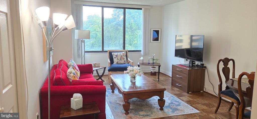 5225 Pooks Hill Rd in Bethesda, MD - Building Photo
