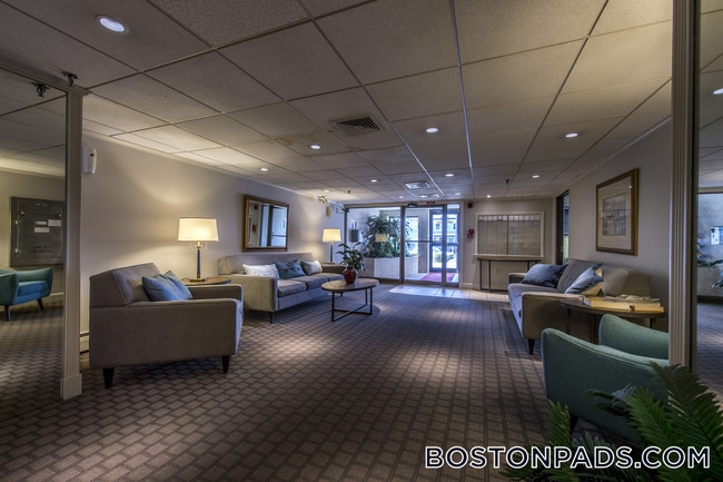 385 Massachusetts Ave, Unit 46 in Arlington, MA - Foto de edificio - Building Photo