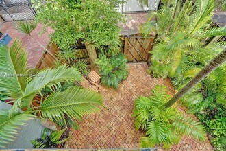 2940 Shipping Ave in Miami, FL - Building Photo - Building Photo