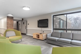 Rockingham Glen in West Roxbury, MA - Foto de edificio - Interior Photo