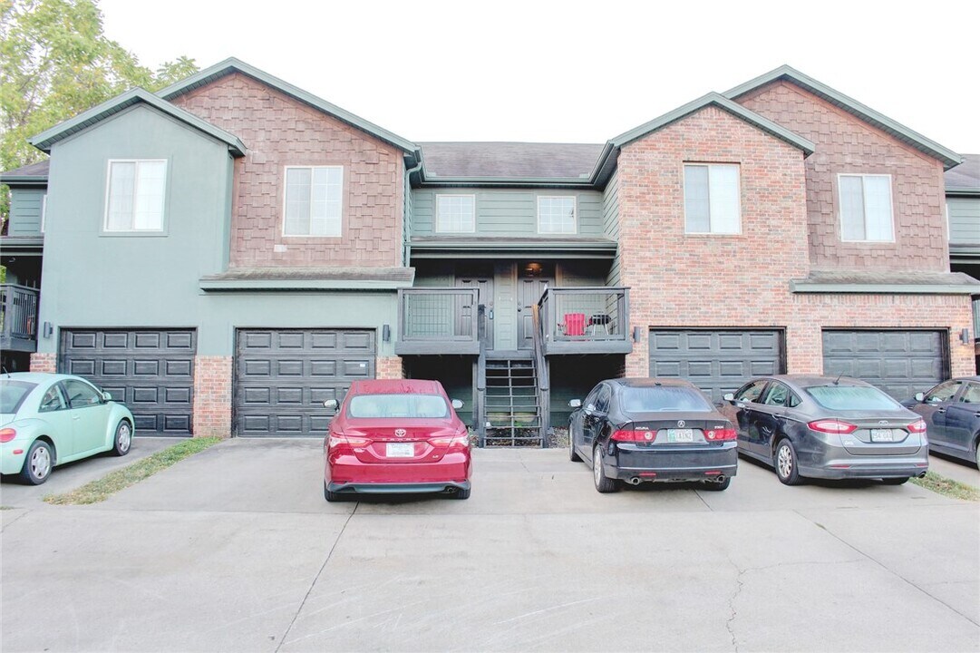 767 W Sandy Beach Ln in Fayetteville, AR - Building Photo