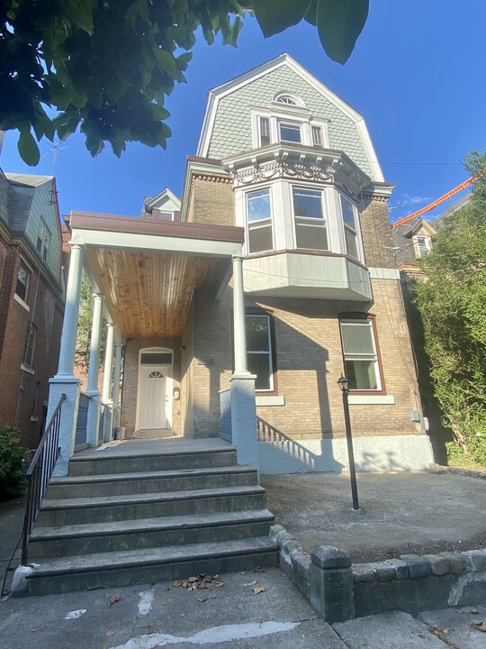 908 S 47th St in Philadelphia, PA - Building Photo