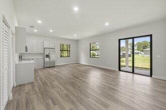 827 Carpenter St E in Lehigh Acres, FL - Building Photo - Building Photo