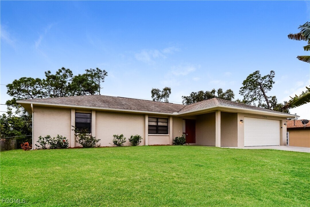9076 Pineapple Rd in Ft. Myers, FL - Building Photo