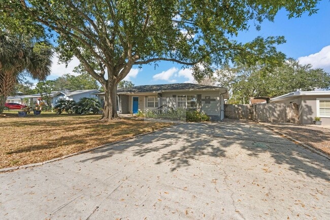 4619 W Bay Villa Ave in Tampa, FL - Building Photo - Building Photo