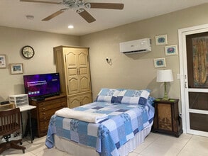 203 Esther St in Naples, FL - Building Photo - Building Photo