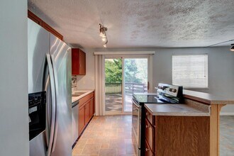 Gorgeous Fishers Home in a Sought-After Community in Fishers, IN - Foto de edificio - Building Photo