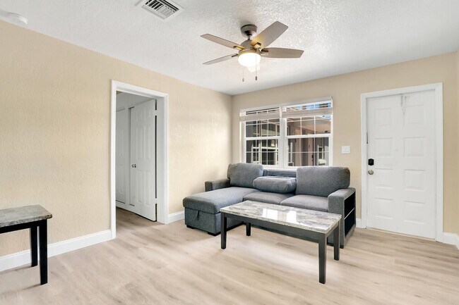 1001 S Federal Hwy-Unit -5 in Lake Worth Beach, FL - Building Photo - Building Photo