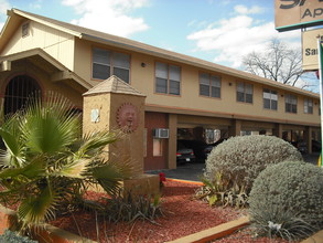 Santa Fe Apartments in San Antonio, TX - Building Photo - Building Photo