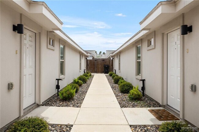 1305 Alta Vis Dr in Weslaco, TX - Foto de edificio - Building Photo