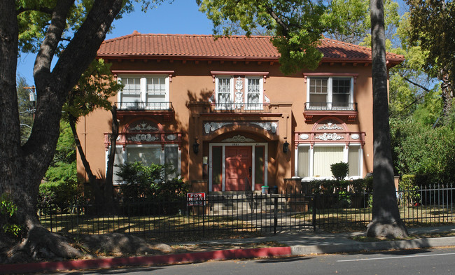 1061 Los Robles Ave in Pasadena, CA - Foto de edificio - Building Photo