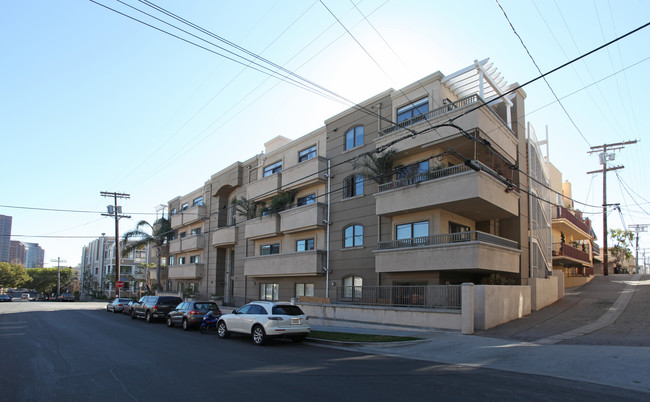 Residential Condominium in Los Angeles, CA - Foto de edificio - Building Photo