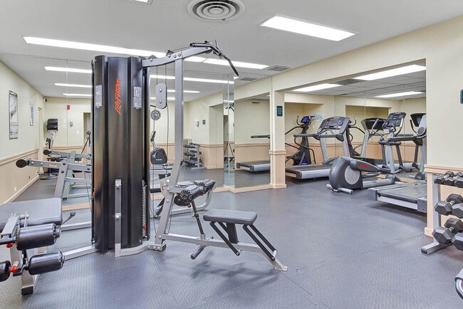 3950 N Lake Shore Dr, Unit 904 in Chicago, IL - Foto de edificio - Building Photo