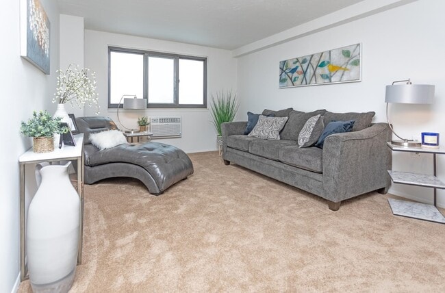 7800 E Jefferson Ave in Detroit, MI - Building Photo - Building Photo