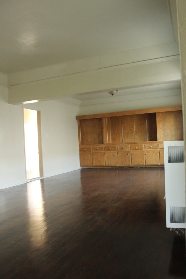 6561 S Victoria Ave, Unit 6561