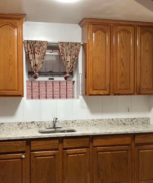 1761 63rd St, Unit 1st Fl unit in Brooklyn, NY - Foto de edificio - Building Photo