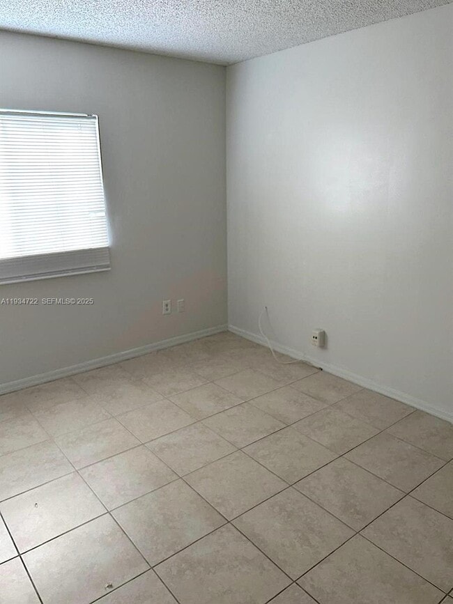 3690 N 56th Ave in Hollywood, FL - Foto de edificio - Building Photo