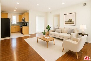 12132 Hart St in Los Angeles, CA - Building Photo