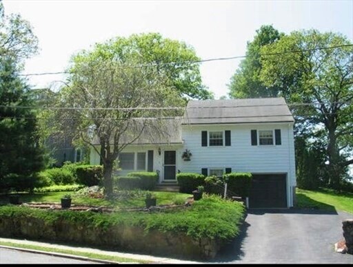 72 Fellsview Rd in Stoneham, MA - Building Photo