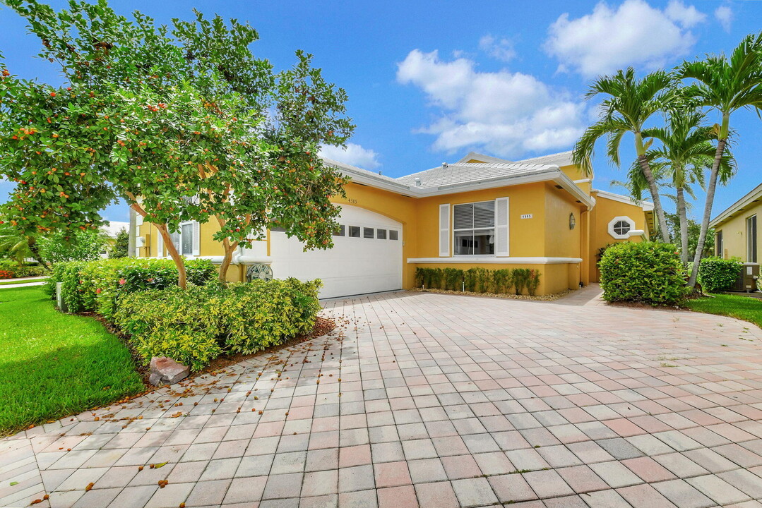 4385 Kensington Park Way in Wellington, FL - Building Photo