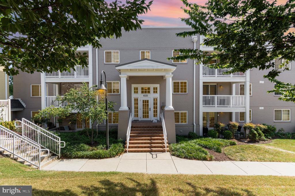4121 S Four Mile Run Dr in Arlington, VA - Building Photo