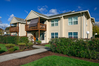 Suzann Plaza Apartments in Beaverton, OR - Building Photo - Building Photo