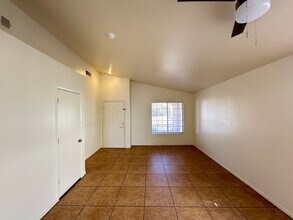 5520 Oakwood Ridge St in Las Vegas, NV - Building Photo - Building Photo