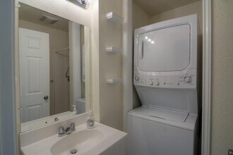 1615 Westmoor Dr in Austin, TX - Foto de edificio - Building Photo