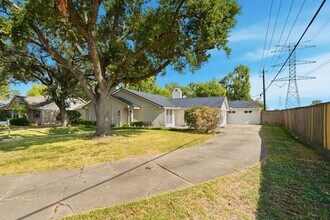 2502 Hollow Hook Rd in Houston, TX - Foto de edificio - Building Photo