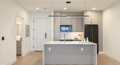 411 N Akard St, Unit 639 in Dallas, TX - Building Photo - Building Photo