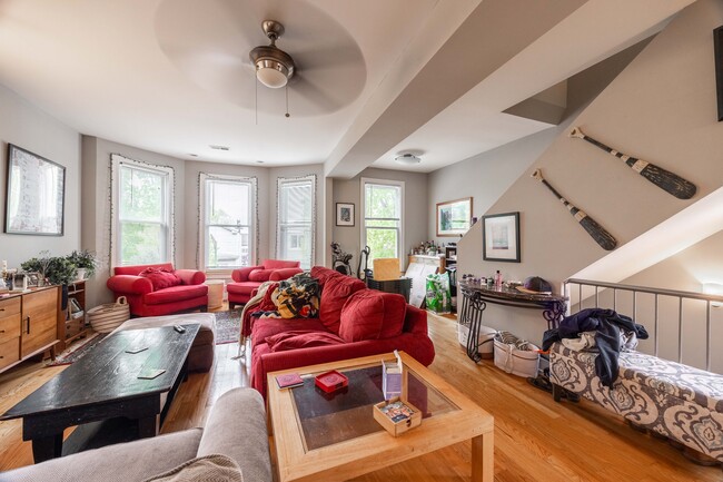 3023 N Oakley Ave, Unit 2 in Chicago, IL - Building Photo - Building Photo