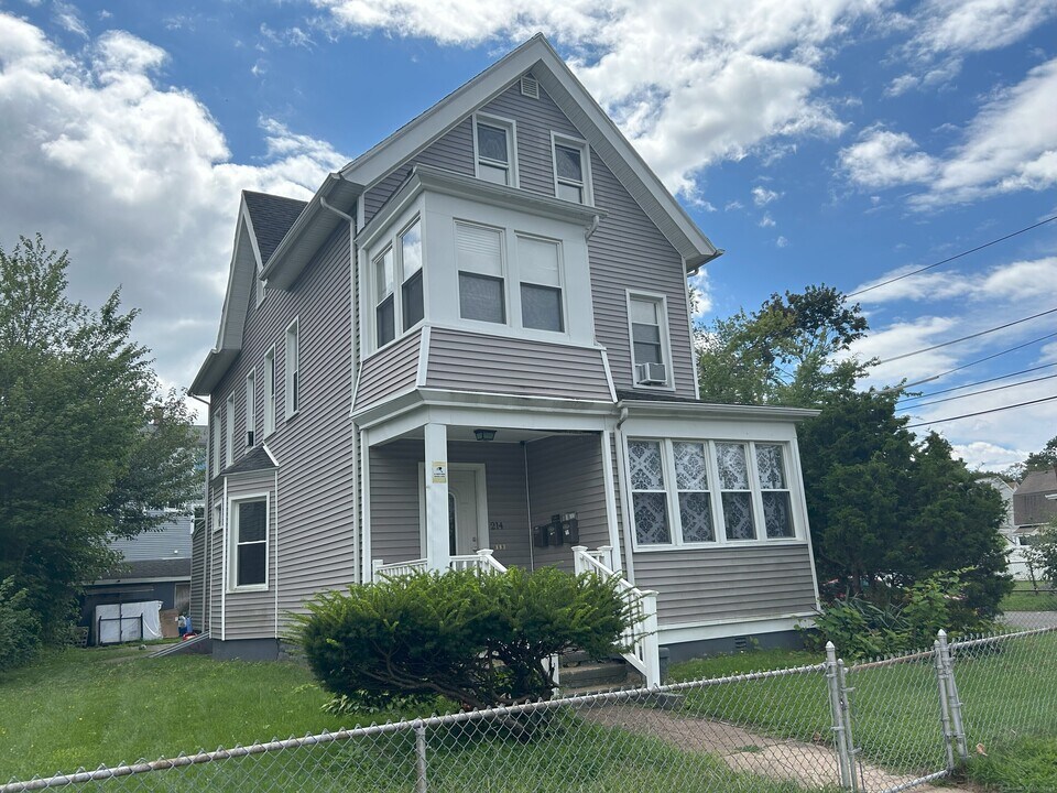 214 Blohm St in West Haven, CT - Foto de edificio