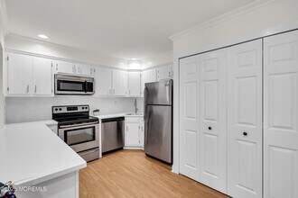 34 Lexington Ct in Red Bank, NJ - Building Photo - Building Photo