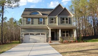 164 Cypress Dr in Spring Lake, NC - Building Photo