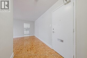 105 Rowena Dr in Toronto, ON - Building Photo - Building Photo