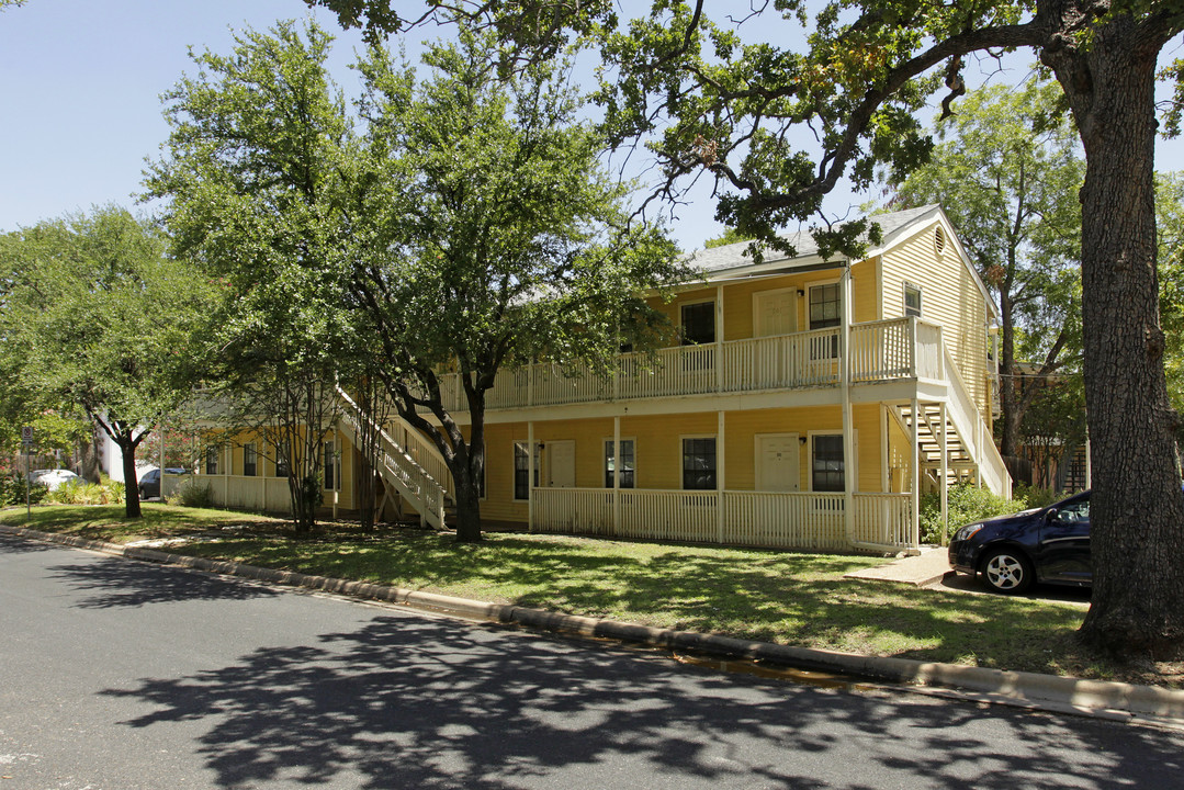 Oakplace Apartments in Austin, TX - Building Photo