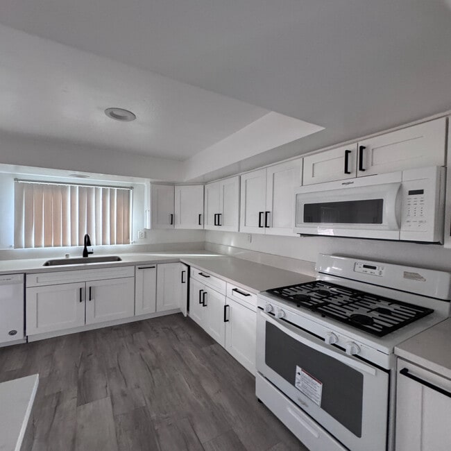 5527 Radford Ave, Unit 4