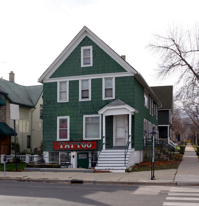 N Farwell Ave in Milwaukee, WI - Building Photo - Building Photo