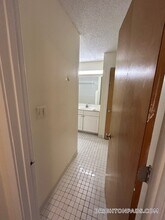 154 N Beacon St, Unit B1 in Boston, MA - Foto de edificio - Building Photo