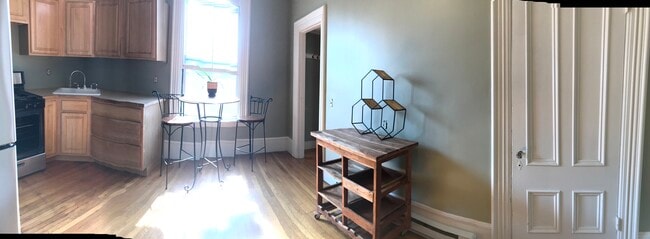 420 E Merrimack St, Unit 3 in Lowell, MA - Building Photo - Building Photo