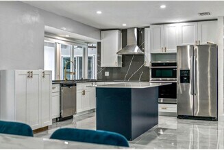 4811 Hayes St in Hollywood, FL - Building Photo - Building Photo