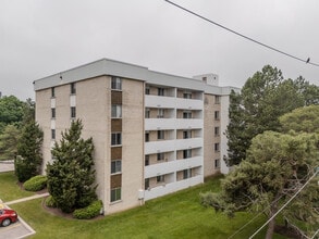 Pinegrove Apartments in Waterloo, ON - Building Photo - Building Photo