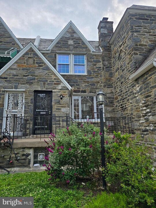 2214 N Salford St in Philadelphia, PA - Building Photo
