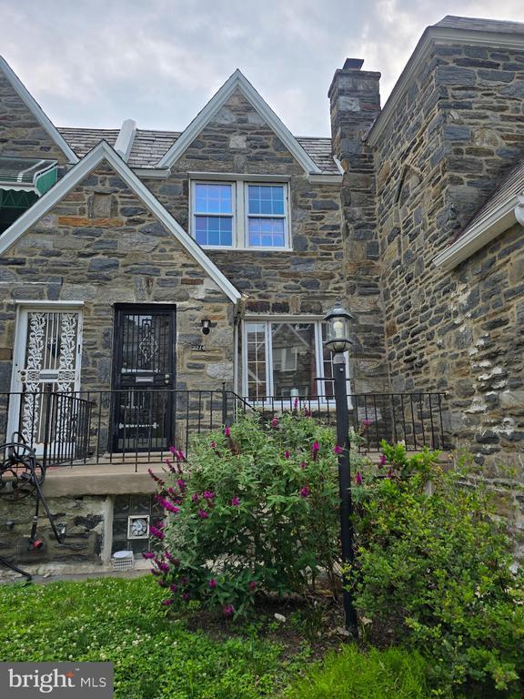 property at 2214 N Salford St