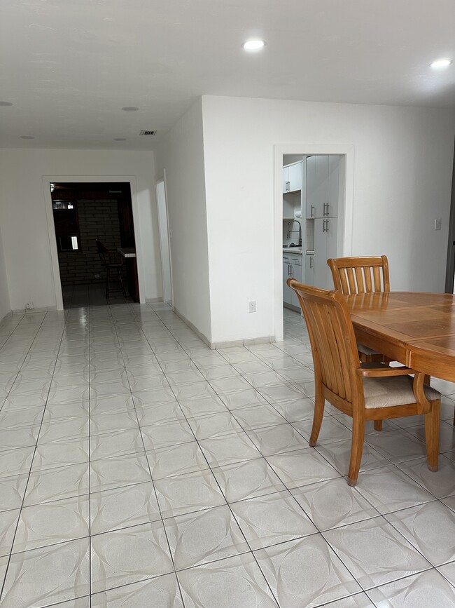 811 NE 2nd Pl in Hialeah, FL - Building Photo - Building Photo