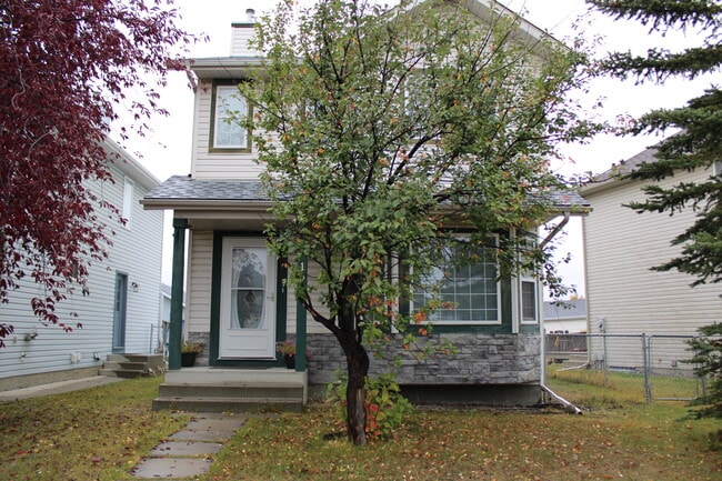 16 Covington Crt NE in Calgary, AB - Building Photo - Building Photo