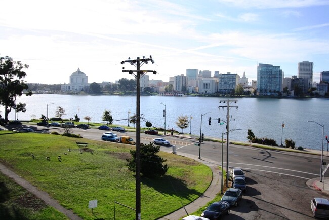 282 Wayne Ave in Oakland, CA - Foto de edificio - Building Photo